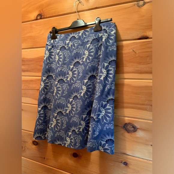 Ann Taylor loft, 100% silk blue and white skirt with side zipper. Size 10 - Picture 7 of 8